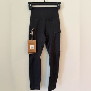 Livsn Black High-Rise Trail Leggings with Side Pockets